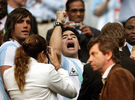 Diego Armando Maradona (Argentinien, Mitte), der größte Fußballer aller Zeiten, bejubelt seine Nationalmannschaft als Zuschauer von der Tribüne aus, daneben Alejo Clerici (li.) -  Fußball Herren WM 2006, Länderspiel, Nationalteam, Gruppe C, Gruppe Hamburg Freude, Begeisterung,