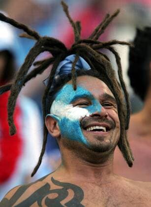 Argentinischer Fan mit extravaganter Frisur und Gesichtsbemalung in den Nationalfarben Blau und Weiß -  Fußball Herren WM 2006, Länderspiel, Nationalteam, Gruppe C, Porträt Hamburg Freude, Begeisterung,