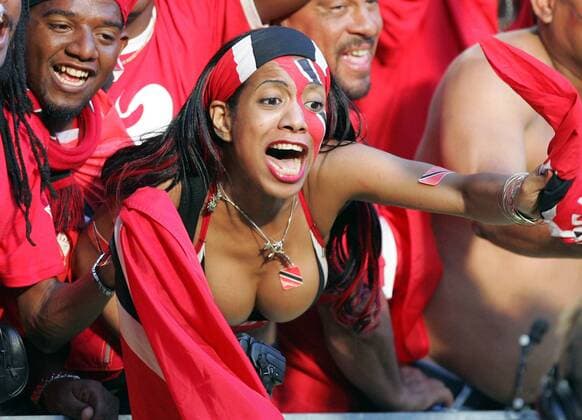 Weiblicher Fan aus Trinidad und Tobago feuert lautstark ihr Team an Fußball Herren WM 2006, Länderspiel, Nationalteam, Gruppe B, Trinidad und Tobago, Vdig Einzelbild Dortmund Sinnlichkeit, Begeisterung,