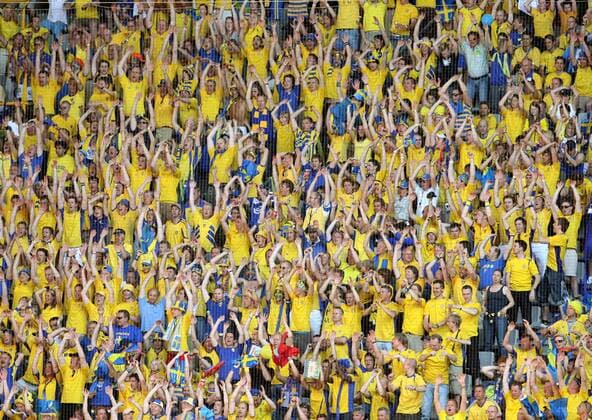 La Ola geht durch den schwedischen Fanblock -  Fußball WM Herren WM 2006, Länderspiel, Nationalteam, Gruppe B Totale Dortmund Masse, Freude,