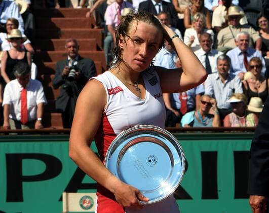 Die Zweitplatzierte Svetlana Kuznetsova (Russland) präsentiert die Trophäe Tennis Damen French Open 2006, WTA Tour, Grand Slam Einzelbild Roland Garros, Finale, Endspiel Paris