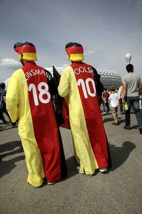 Klinsmann und Poolski - Deutsche Fans mit Plastikperücke und Overalls Fußball WM Herren WM 2006, Länderspiel, Nationalteam, Gruppe A Gruppe München