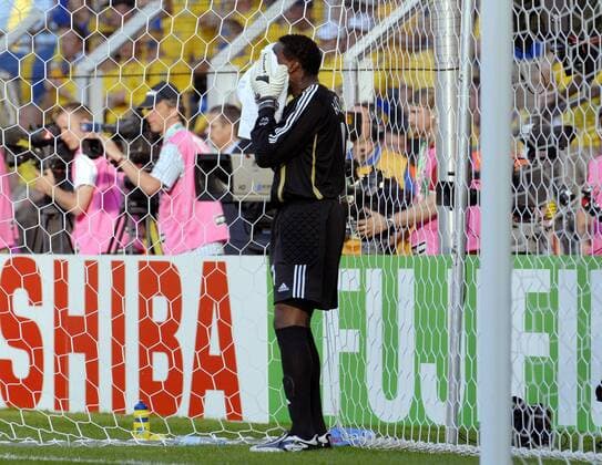 Torwart Shaka Hislop (Trinidad und Tobago) trocknet sein Gesicht Fußball WM Herren WM 2006, Länderspiel, Nationalteam, Gruppe B, Nationaltrikot Einzelbild Dortmund