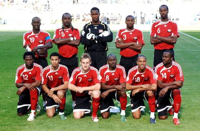 Mannschaftsfoto Trinidad und Tobago, hi.v.li.: Dwight Yorke, Brent Sancho, Torwart Shaka Hislop, Avery John, Dennis Lawrence; vorn: Collin Samuel, Carlos Edwards, Chris Birchall, Christopher Birchall, Cyd Gray, Densill Theobald ...-  Fußball WM Herren WM 2006, Länderspiel, Nationalteam, Gruppe B, Nationaltrikot, Totale Dortmund