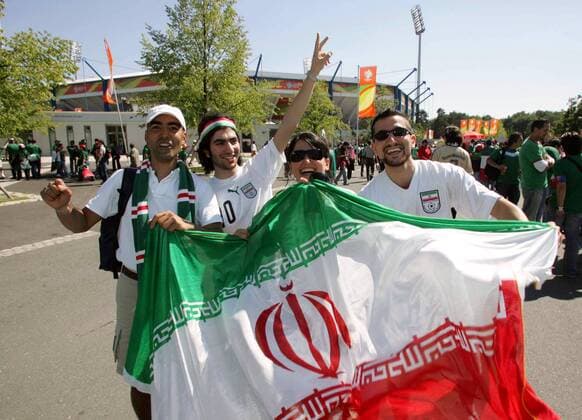 Eine iranische Fangruppe präsentiert ihre Landesfahne Fußball WM Herren WM 2006, Länderspiel, Nationalteam, Gruppe D, Iran Gruppe Nürnberg Freude,