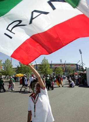 Eine iranischer Fan schwenkt die iranische Landesfahne Fußball WM Herren WM 2006, Länderspiel, Nationalteam, Gruppe D, Iran Einzelbild Nürnberg