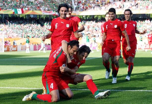 Yahya Golmohammadi (li.) und Andranik Teymourian - Torjubel, dahinter v.li.: Javad Nekounam, Rahman Rezaei und Ali Karimi (alle Iran) -  Fußball WM Herren WM 2006, Länderspiel, Nationalteam, Gruppe D, Iran Gruppe Nürnberg Freude,