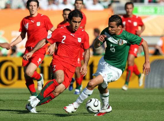 Mehdi Mahdavikia (Iran, li.) gegen Mario Mendez (Mexiko) -  Fußball WM Herren WM 2006, Länderspiel, Nationalteam, Gruppe D, Iran - Mexiko 1:3 Gruppe Nürnberg Dynamik,