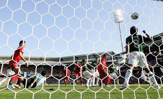 Tor für den Iran zum 1:1- Pavel Pardo (Mexiko, re.) kommt nicht mehr an den Ball -  Fußball WM Herren WM 2006, Länderspiel, Nationalteam, Gruppe D, Iran - Mexiko 1:3 Totale WM Stadion Nürnberg Dynamik,