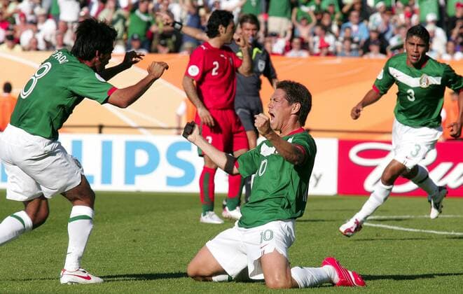 Guillermo Franco (re.) und Pavel Pardo (beide Mexiko) - Torjubel -  Fußball WM Herren WM 2006, Länderspiel, Nationalteam, Gruppe D, Iran - Mexiko 1:3 Gruppe Nürnberg Begeisterung, Freude,