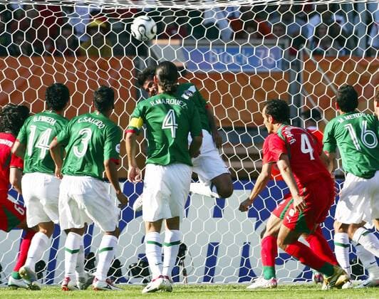 Yahya Golmohammadi (Iran, 2.v.re.) erzielt das 1:1, die mexikanischen Spieler sind machtlos -  Fußball WM Herren WM 2006, Länderspiel, Nationalteam, Gruppe D, Iran - Mexiko 1:3 Gruppe Nürnberg Dynamik,