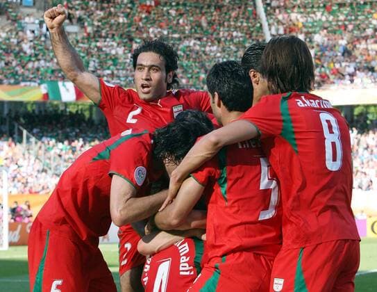 Torjubel Iran, v.li.: Javad Nekounam, Mehdi Mahdavikia, Torschütze Yahya Golmohammadi (verdeckt), Rahman Rezaei und Ali Karimi -  Fußball WM Herren WM 2006, Länderspiel, Nationalteam, Gruppe D, Iran Gruppe Nürnberg Freude,