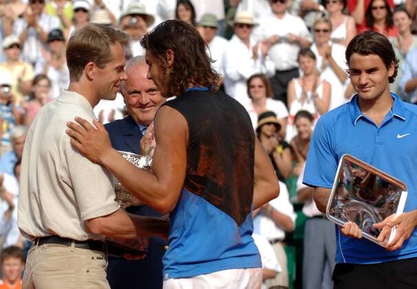 French Open 2006: Stefan Edberg (Schweden, li.) überreicht Rafael Nadal (Spanien) die Trophäe, re. Roger Federer (Schweiz) -  Tennis Herren French Open 2006, Grand, Slam, ATP Tour Gruppe Finale, Endspiel Paris Roland Garros