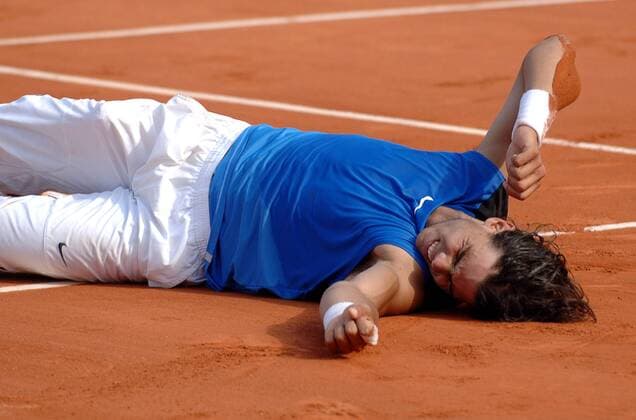 Rafael Nadal (Spanien) liegt nach seinem French Open Sieg am Boden - Tennis Herren French Open 2006, Grand, Slam, ATP Tour, Sand, Sandplatz, Sandplatztennis, Sandplatzturnier Einzelbild Finale, Endspiel Paris Roland Garros Glück Freude, Begeisterung, Erschöpfung