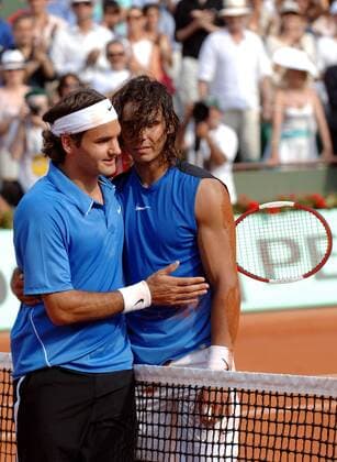 Roger Federer (Schweiz, li.) gratuliert Rafael Nadal (Spanien) zum Sieg bei den French Open 2006 -  Tennis Herren French Open 2006, Grand, Slam, ATP Tour, Sand, Sandplatz, Sandplatztennis, Sandplatzturnier Gruppe Finale, Endspiel Paris Roland Garros Harmonie Kameradschaft