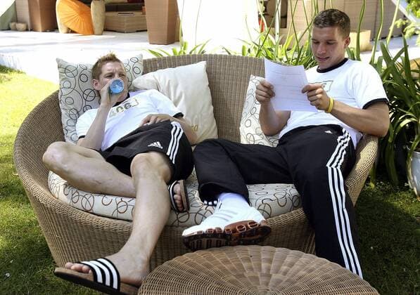 Lukas Podolski (re.) und Bastian Schweinsteiger (beide Deutschland) lassen es sich im Gartenbereich des deutschen Mannschaftsquartiers gut gehen Fußball WM Herren WM 2006, Nationalteam, Hotel, Erholung, Freizeit, Quartier, Unterkunft, Mannschaftshotel Gruppe Schloßhotel Vier Jahreszeiten, Grunewald Berlin