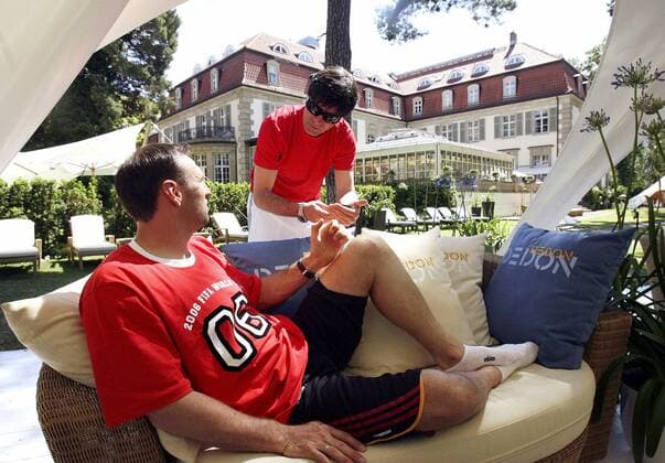 Co Trainer Joachim Löw (re.) und Jens Nowotny (beide Deutschland) haben Zeit, sich im Gartenbereich des deutschen Mannschaftsquartiers zu unterhalten Fußball WM Herren WM 2006, Nationalteam, Hotel, Erholung, Freizeit, Quartier, Unterkunft, Mannschaftshotel Gruppe Schloßhotel Vier Jahreszeiten, Grunewald Berlin