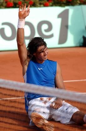 French Open Sieger Rafael Nadal (Spanien) winkt den Anhängern -  Tennis Herren French Open 2006, Grand, Slam, ATP Tour, Sand, Sandplatz, Sandplatztennis, Sandplatzturnier Einzelbild Finale, Endspiel Paris Roland Garros Freude,