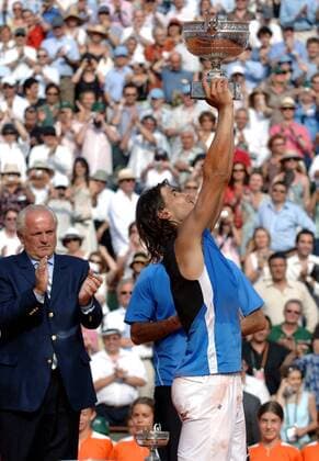 French Open Sieger Rafael Nadal (Spanien) hebt die Trophäe in die Höhe -  Tennis Herren French Open 2006, Grand, Slam, ATP Tour Einzelbild Finale, Endspiel Paris Roland Garros Glück Freude,