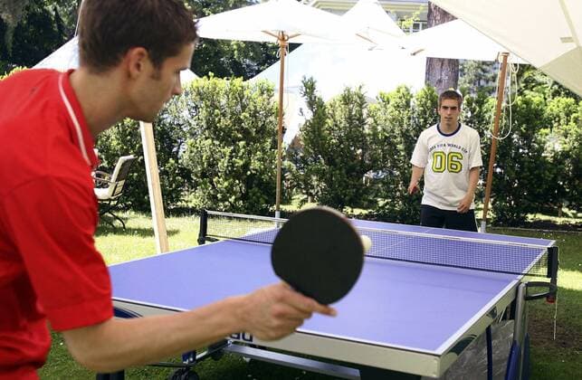 Phillip Lahm (re.) und Arne Friedrich (beide Deutschland) entspannen sich bei einem gemeinsamen Tischtennismatch Fußball WM Herren WM 2006, Nationalteam, Hotel, Erholung, Freizeit, Quartier, Unterkunft Mannschaftshotel, Deutschland Gruppe Schloßhotel Vier Jahreszeiten, Grunewald Berlin