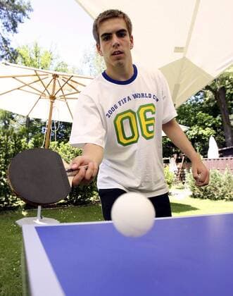 Phillip Lahm (Deutschland) entspannt sich beim Tischtennis Fußball WM Herren WM 2006, Nationalteam, Hotel, Erholung, Freizeit, Quartier, Unterkunft Mannschaftshotel, Deutschland Einzelbild Schloßhotel Vier Jahreszeiten, Grunewald Berlin