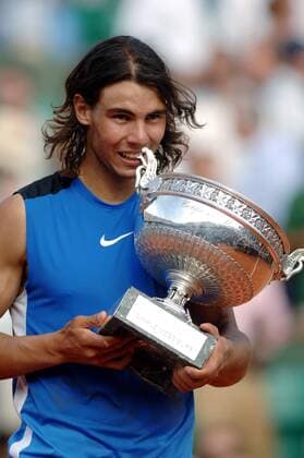 Rafael Nadal (Spanien) - Sieger der French Open 2006 - beißt in seine Trophäe -  Tennis Herren French Open 2006, Grand, Slam, ATP Tour Einzelbild Finale, Endspiel Paris Roland Garros