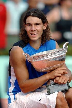 Rafael Nadal (Spanien) - Sieger der French Open 2006 - präsentiert die Trophäe -  Tennis Herren French Open 2006, Grand, Slam, ATP Tour Einzelbild Finale, Endspiel Paris Roland Garros Freude,