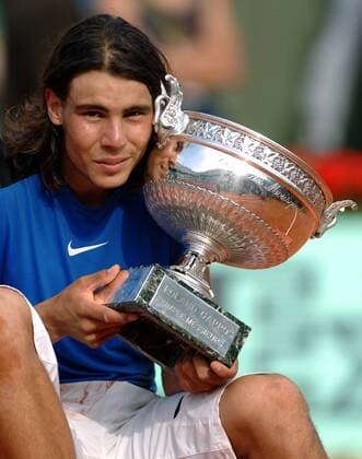 Rafael Nadal (Spanien) - Sieger der French Open 2006 - präsentiert die Trophäe -  Tennis Herren French Open 2006, Grand, Slam, ATP Tour Einzelbild Finale, Endspiel Paris Roland Garros