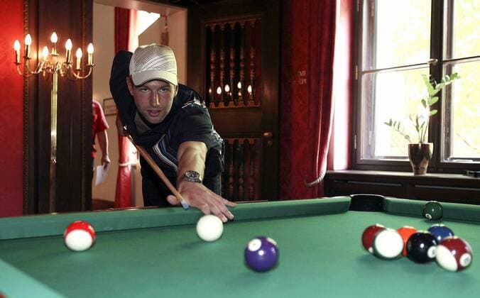 Thomas Hitzlsperger (Deutschland) entspannt sich bei einer Partie Billard Fußball WM Herren WM 2006, Nationalteam, Hotel, Erholung, Freizeit, Quartier, Unterkunft Mannschaftshotel, Deutschland Einzelbild Ausgleich, Ausgleichssport Berlin