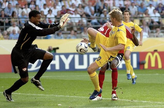 Marcus Allbäck (Schweden) gegen Torwart Shaka Hislop (Trinidad und Tobago) Fußball WM Herren WM 2006, Länderspiel, Nationalteam, Nationaltrikot, Gruppe B, Schweden - Trinidad und Tobago 0:0 Gruppe Dortmund Abwehr, Dynamik,