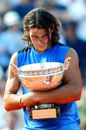 Rafael Nadal (Spanien) - Sieger der French Open 2006 - beansprucht die Trophäe für sich allein -  (pan14541) Tennis Herren French Open 2006, Grand Slam, ATP Tour Einzelbild Finale, Endspiel Paris Roland Garros  