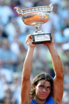 Rafael Nadal (Spanien) - Sieger der French Open 2006 - stemmt die Trophäe in die Höhe -  (pan14541) Tennis Herren French Open 2006, Grand Slam, ATP Tour Einzelbild Finale, Endspiel Paris Roland Garros  