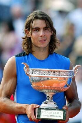 Rafael Nadal (Spanien) - Sieger der French Open 2006 - präsentiert die Trophäe -  (pan14541) Tennis Herren French Open 2006, Grand Slam, ATP Tour Einzelbild Finale, Endspiel Paris Roland Garros  