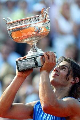 Rafael Nadal (Spanien) - Sieger der French Open 2006 - stemmt die Trophäe in die Höhe -  (pan14541) Tennis Herren French Open 2006, Grand Slam, ATP Tour Einzelbild Finale, Endspiel Paris Roland Garros  