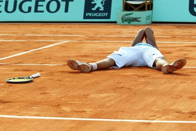 Rafael Nadal (Spanien) - Siegesjubel in der Horizontalen -  (pan14541) Tennis Herren French Open 2006, Grand Slam, ATP Tour, Sand, Sandplatz, Sandplatztennis, Sandplatzturnier Einzelbild Finale, Endspiel Paris Roland Garros Glück, Freude,  