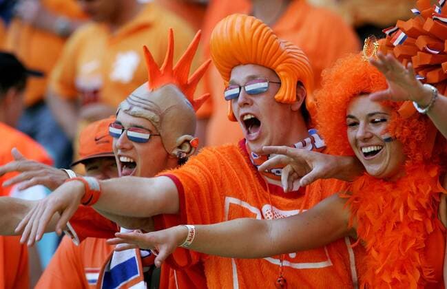 Niederländische Fans sorgen mit orangenen Perücken für Stimmung -  Fußball WM Herren WM 2006, Länderspiel, Nationalteam, Gruppe C, Niederlande Gruppe Leipzig