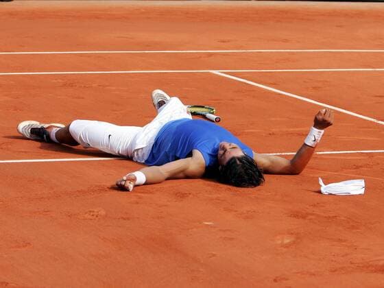 French Open Sieger Rafael Nadal (Spanien) erschöpft aber glücklich am Boden Tennis Herren French Open 2006, Grand Slam, ATP Tour, Sand, Sandplatz, Sandplatztennis, Sandplatzturnier Einzelbild Roland Garros Paris Glück Freude, Begeisterung, Erschöpfung