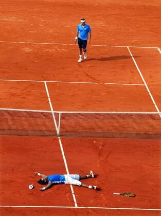 Rafael Nadal (Spanien, vorn) liegt nach seinem Sieg bei den French Open fassungslos am Boden, der Unterlegene Roger Federer (Schweiz) trottet enttäuscht dahin Tennis Herren French Open 2006, Grand Slam, ATP Tour, Sand, Sandplatz, Sandplatztennis, Sandplatzturnier Totale Roland Garros Paris Glück Freude, Erschöpfung