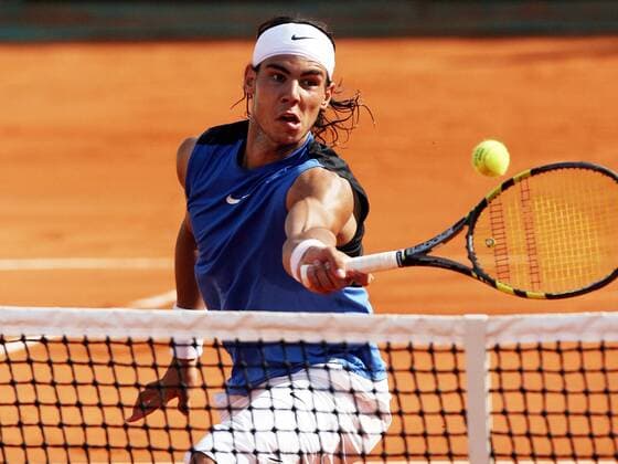 Rafael Nadal (Spanien) - Vorhandvolley Tennis Herren French Open 2006, Grand Slam, ATP Tour, Sand, Sandplatz, Sandplatztennis, Sandplatzturnier Einzelbild Roland Garros Paris