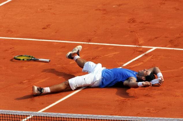 French Open Sieger Rafael Nadal (Spanien) liegt fassungslos am Boden -  (pan14542) Tennis Herren French Open 2006, Grand Slam, ATP Tour, Sand, Sandplatz, Sandplatztennis, Sandplatzturnier Einzelbild Roland Garros Paris Glück Freude, Begeisterung, Erschöpfung  