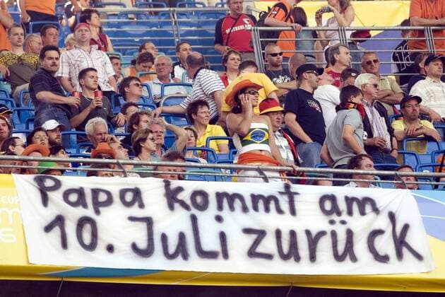 Papa kommt am 10. Juli zurück - wie alle Fans hoffen auch diese auf eine Finalteilnahme Fußball Herren WM 2006, Länderspiel, Nationalteam, Gruppe C, Vdig Totale Leipzig Komik