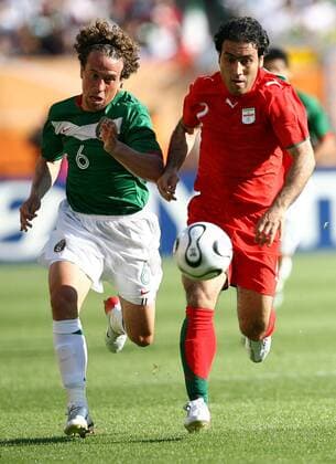 Gerardo Torrado (Mexiko, li.) gegen Mehdi Mahdavikia (Iran) Fußball WM Herren WM 2006, Länderspiel, Nationalteam, Nationaltrikot, Gruppe D, Mexiko - Iran 3:1 Gruppe Nürnberg Dynamik,