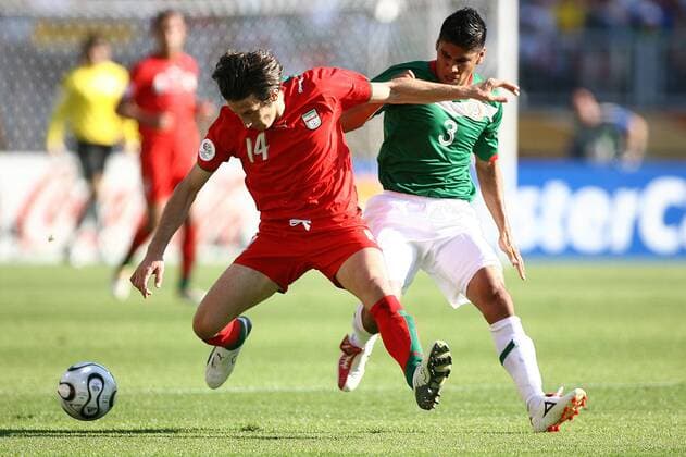 Andranik Teymourian (Iran, li.) gegen Carlos Salcido (Mexiko) Fußball WM Herren WM 2006, Länderspiel, Nationalteam, Nationaltrikot, Gruppe D, Mexiko - Iran 3:1 Gruppe Nürnberg Dynamik,