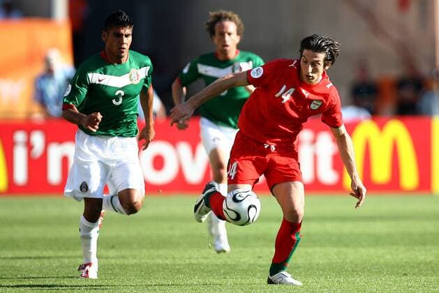 Andranik Teymourian (Iran, re.) gegen Carlos Salcido (Mexiko) Fußball WM Herren WM 2006, Länderspiel, Nationalteam, Nationaltrikot, Gruppe D, Mexiko - Iran 3:1 Gruppe Nürnberg Dynamik,