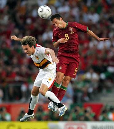 Petit (Portugal, re.) gegen Figueiredo (Angola) Fußball WM Herren WM 2006, Länderspiel, Nationalteam, Nationaltrikot, Gruppe D, Angola - Portugal 0:1 Gruppe Köln Dynamik, Höhe,