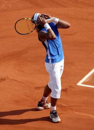 Rafael Nadal (Spanien) fassungslos über seinen Sieg bei den French Open 2006 -  Tennis Herren French Open 2006, Grand Slam, ATP Tour, Sand, Sandplatz, Sandplatztennis, Sandplatzturnier Einzelbild Roland Garros Finale, Endspiel Paris Glück, Freude,