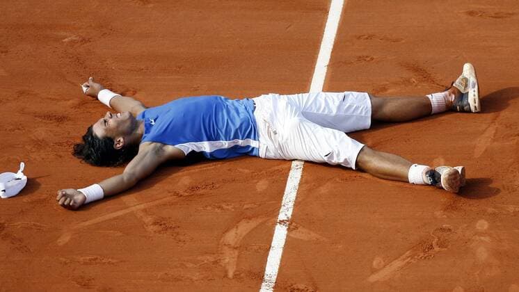 Rafael Nadal (Spanien) liegt nach seinem Sieg bei den French Open 2006 fassungslos am Boden - Tennis Herren French Open 2006, Grand Slam, ATP Tour, Sand, Sandplatz, Sandplatztennis, Sandplatzturnier Einzelbild Roland Garros Finale, Endspiel Paris Glück, Freude, Begeisterung, Erschöpfung