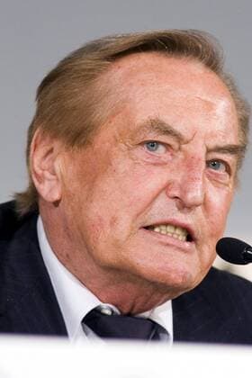 DFB Präsident Gerhard Mayer Vorfelder (Deutschland) wirkt während der DFB Pressekonferenz sehr skeptisch Fußball Herren WM 2006, Nationalteam, PK, Pressetermin, Porträt Berlin Skepsis, Spannung, Enttäuschung,