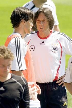 Michael Ballack (li.) während des Trainings im Gespräch mit Mannschaftsarzt Dr. Hans Wilhelm Müller Wohlfahrt (beide Deutschland) Fußball Herren WM 2006, Nationalteam, Training Gruppe Berlin