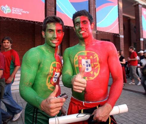 Zufriedene portugiesische Fans mit aufwendiger Körperbemalung Fußball WM Herren WM 2006, Länderspiel, Nationalteam, Gruppe D, Nationaltrikot, Gruppe Gestik Köln